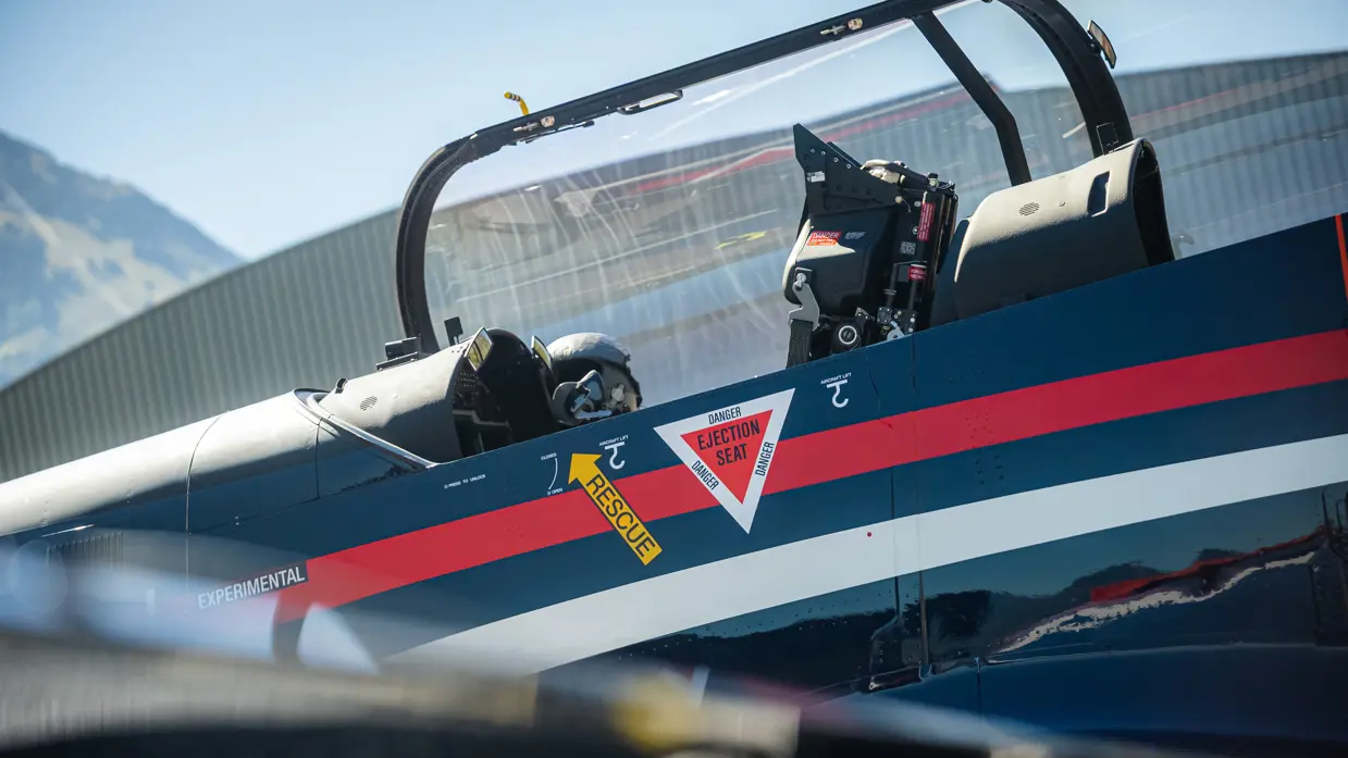 De piloot maakt zich klaar in de cockpit van het toestel.