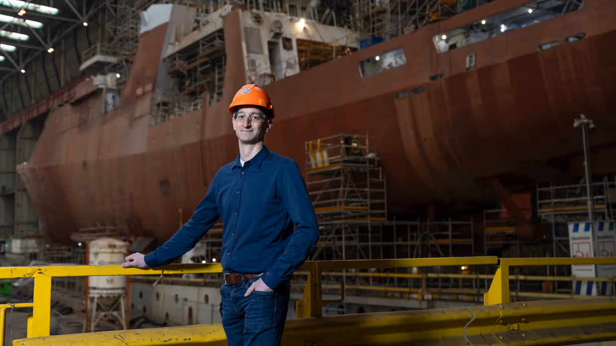 Floris Fortgens, projectleider groot onderhoud, staat op de werf voor Zr.Ms. Holland tijdens onderhoudswerkzaamheden. 