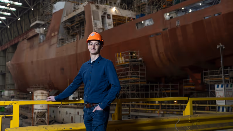 Floris Fortgens, projectleider groot onderhoud, staat op de werf voor Zr.Ms. Holland tijdens onderhoudswerkzaamheden. 
