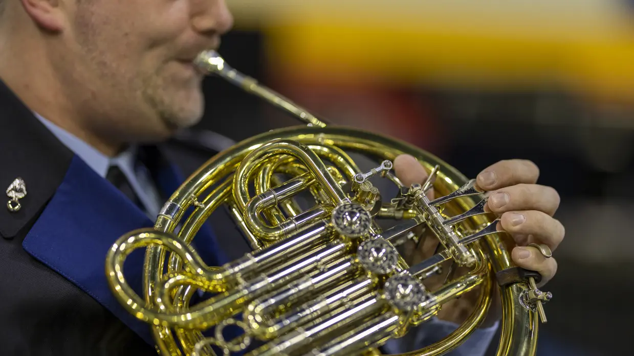 Close-up van een muzikant van het orkest Koninklijke Marechaussee.