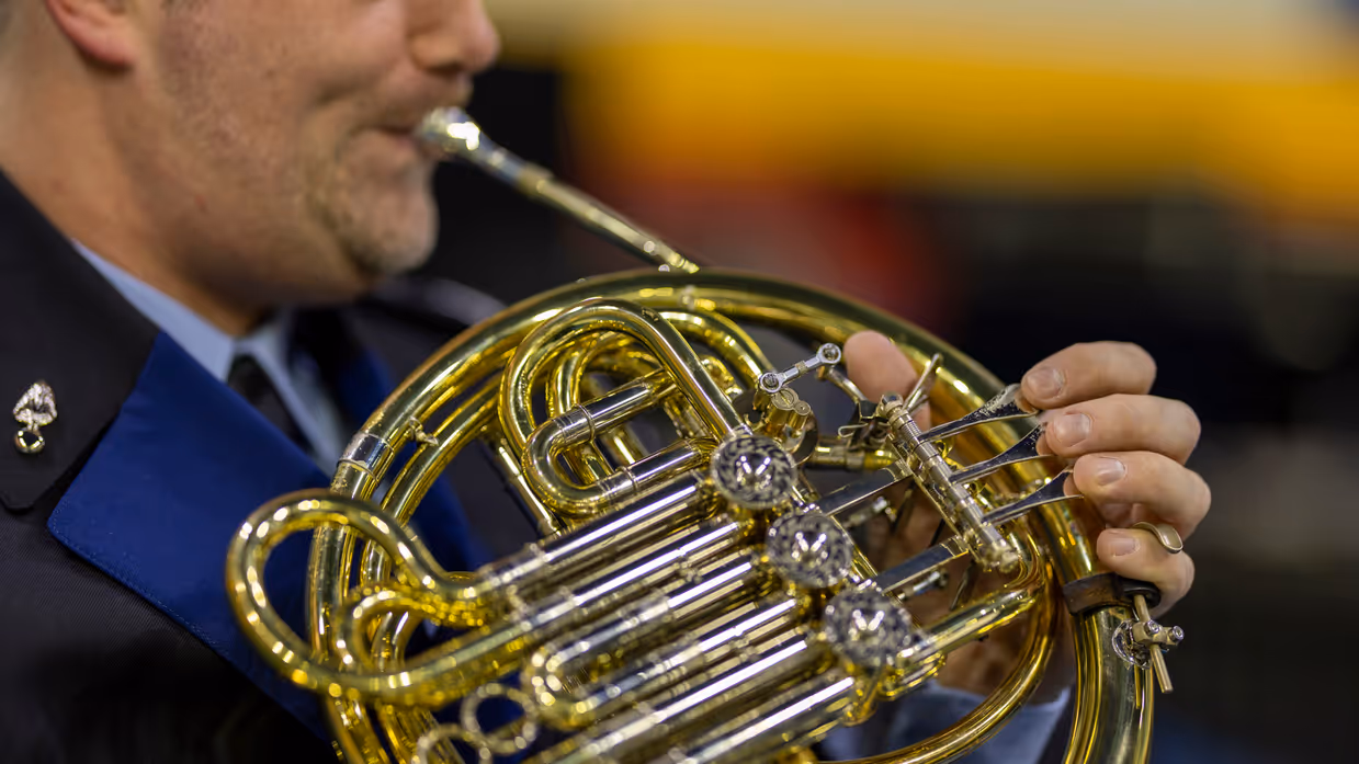 Close-up van een muzikant van het orkest Koninklijke Marechaussee.