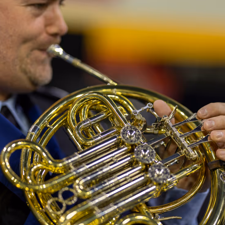 Close-up van een muzikant van het orkest Koninklijke Marechaussee.