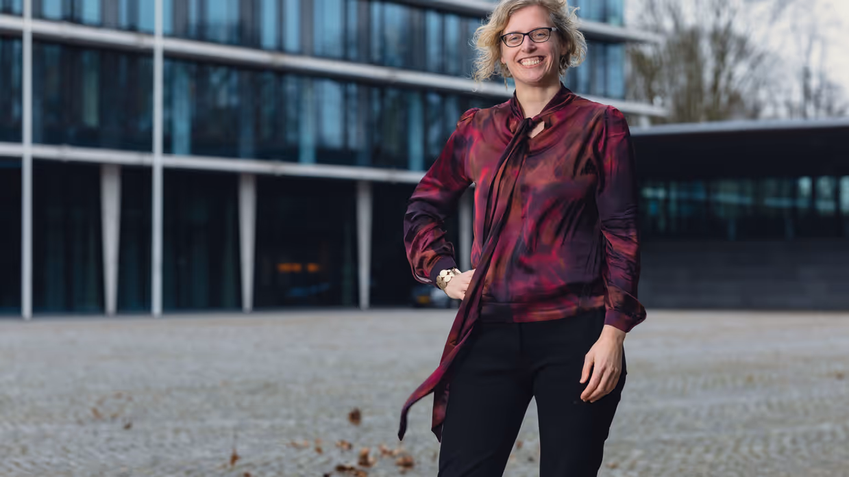 Portretten van Paul Flos in blauw gevechtspak van de marine en Carine van Bentum met een hand in haar zij. 