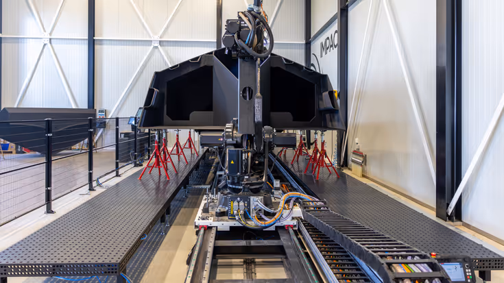 De romp van een 3D-geprinte boot op een werkbank.