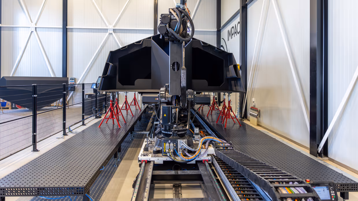 De romp van een 3D-geprinte boot op een werkbank.