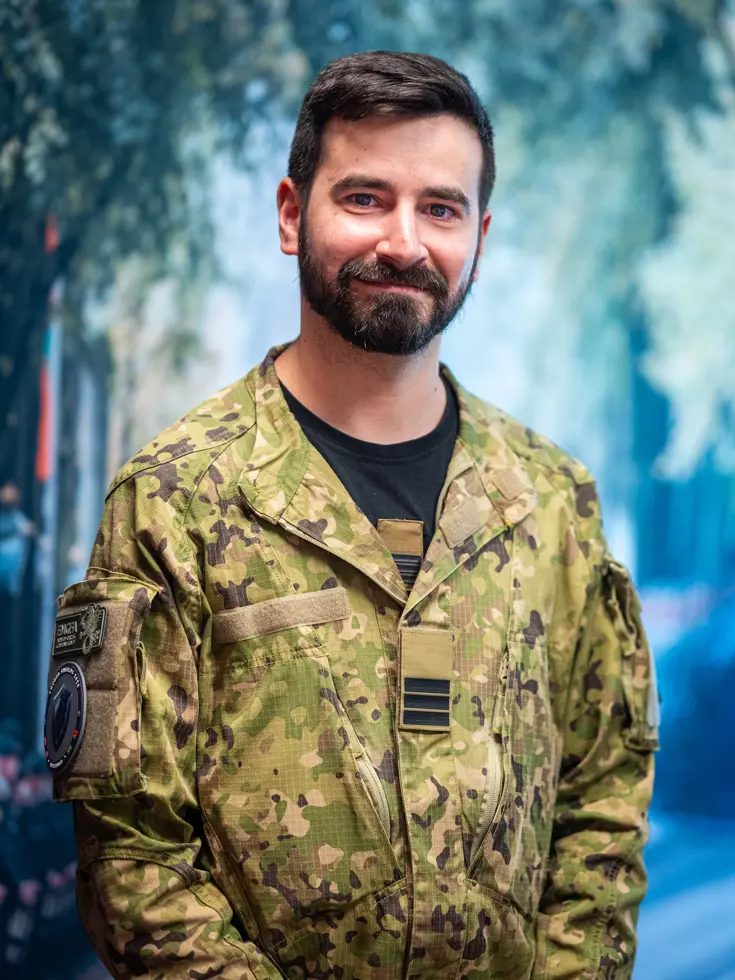 Een Portugese militair met baard poseert staand. 