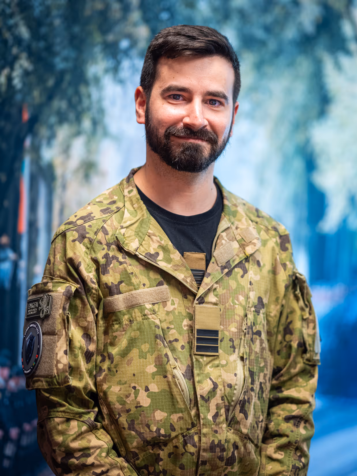 Een Portugese militair met baard poseert staand. 