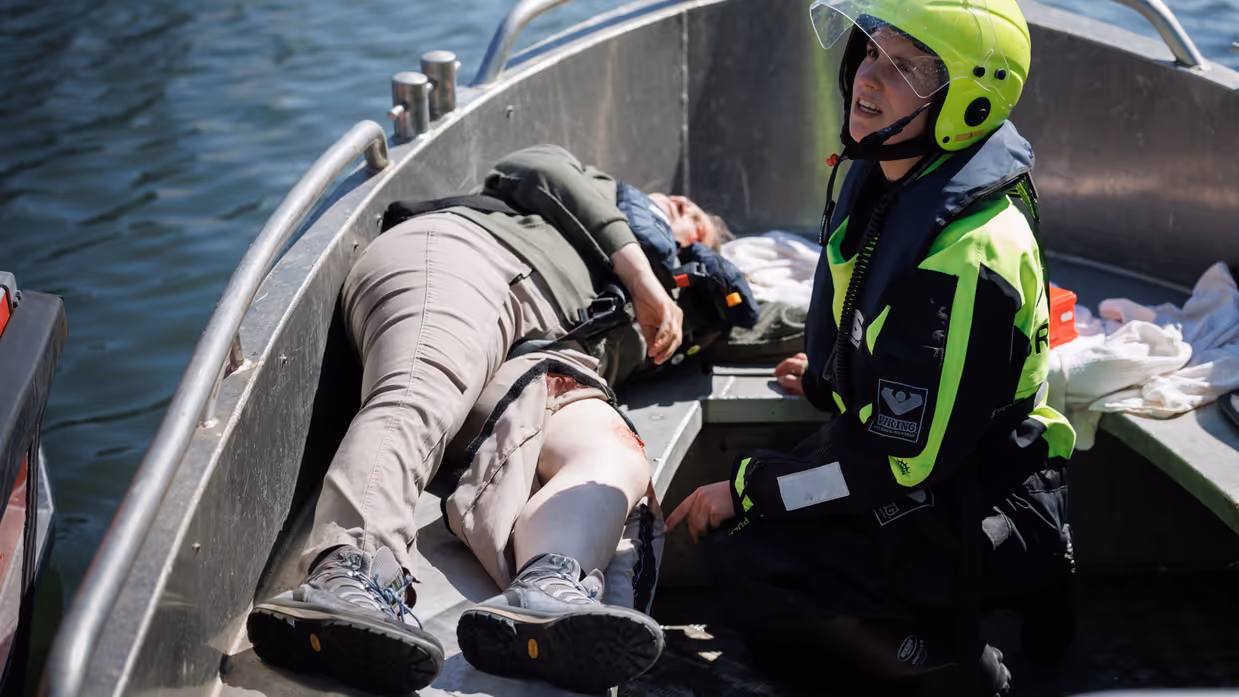 Brandweerman ontfermt zich over een lotusslachtoffer.
