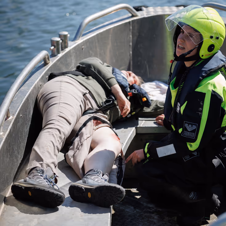 Brandweerman ontfermt zich over een lotusslachtoffer.