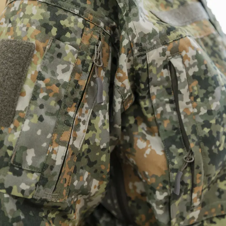 Schouder van een militair pak met een opbergvakje.