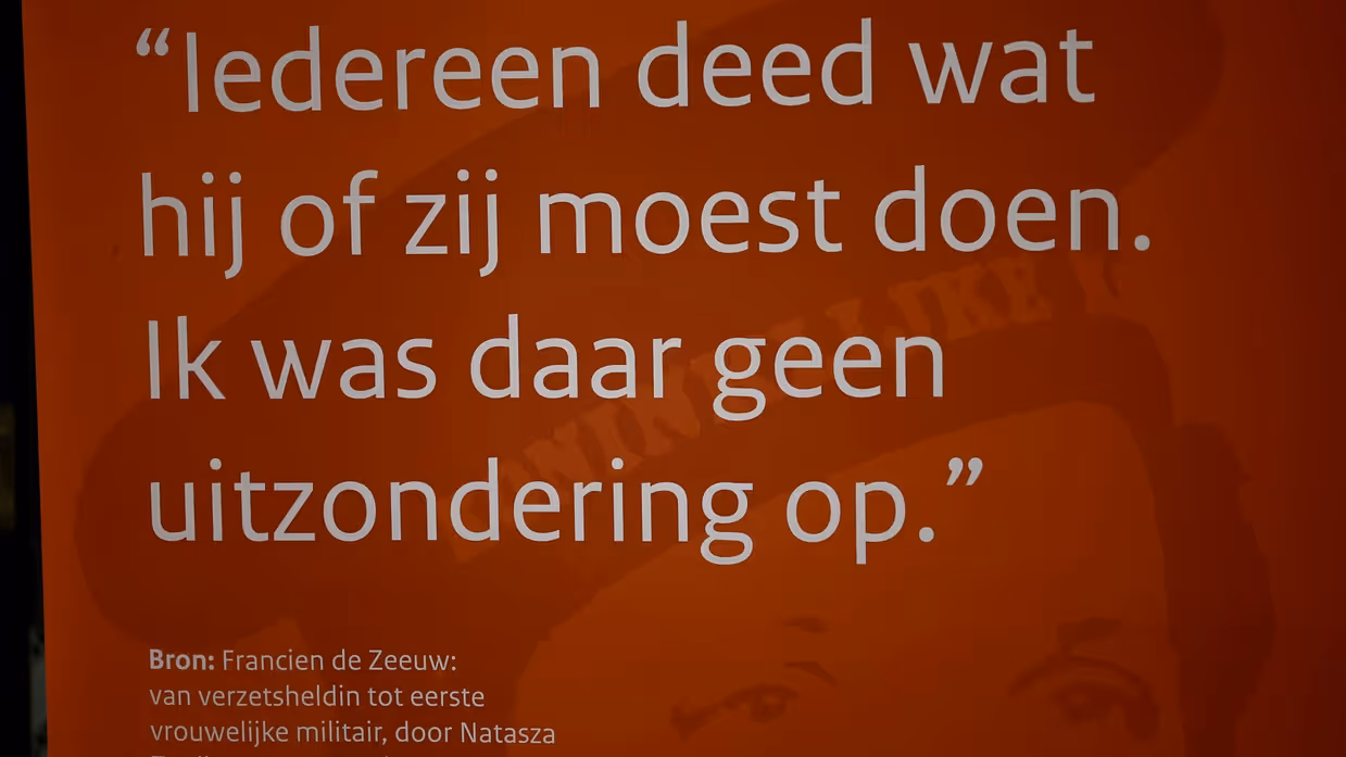 Een quote van Francien de Zeeuw op een oranje banner.