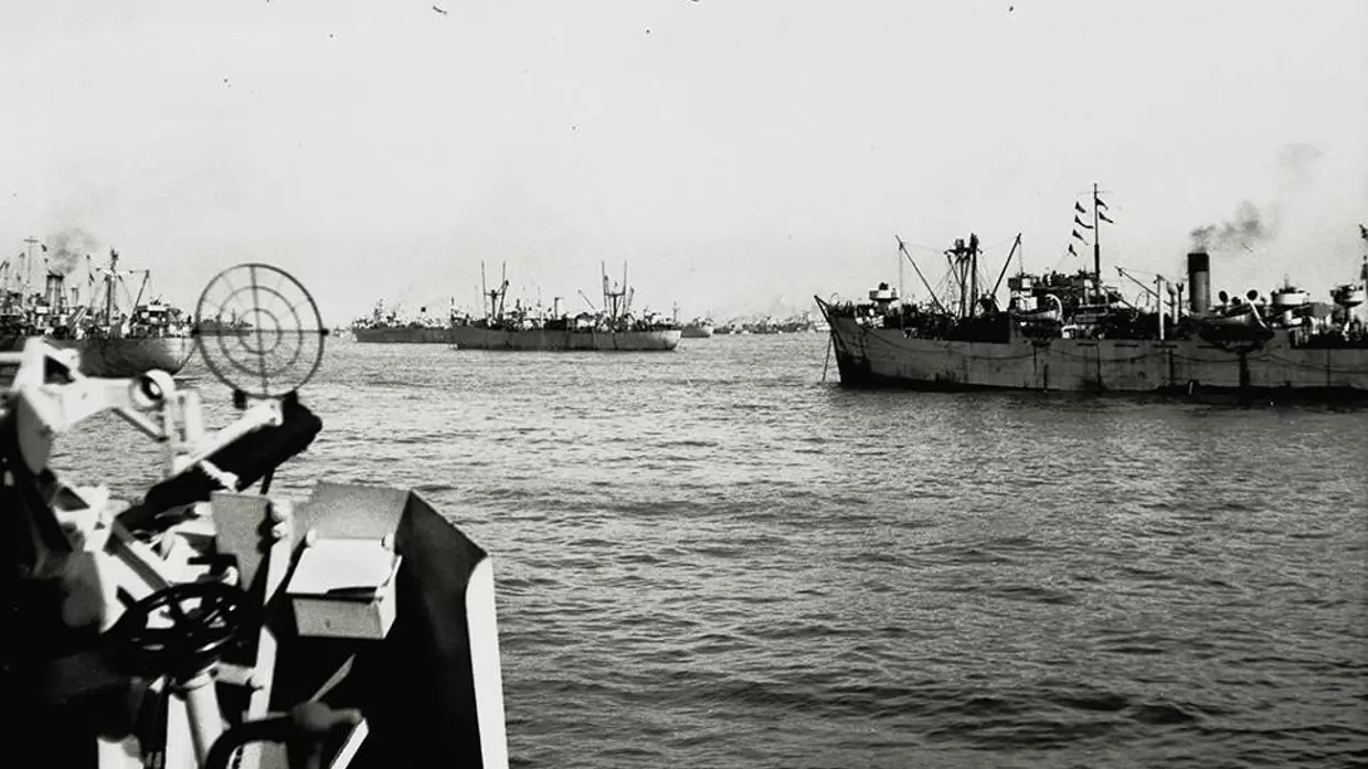 1944: oorlogsschepen op het water.