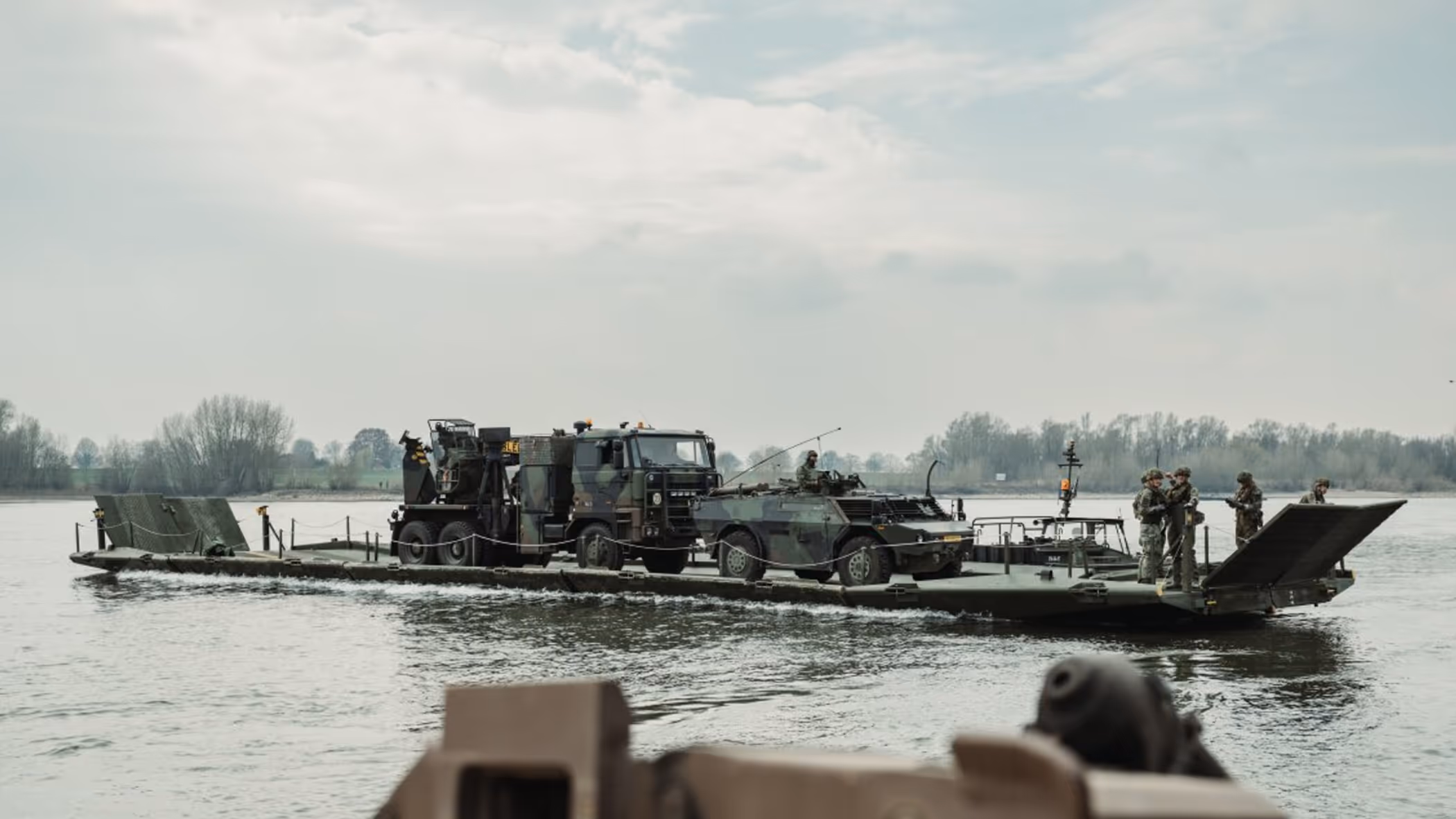 Militair materieel op een mobiel brugsysteem.