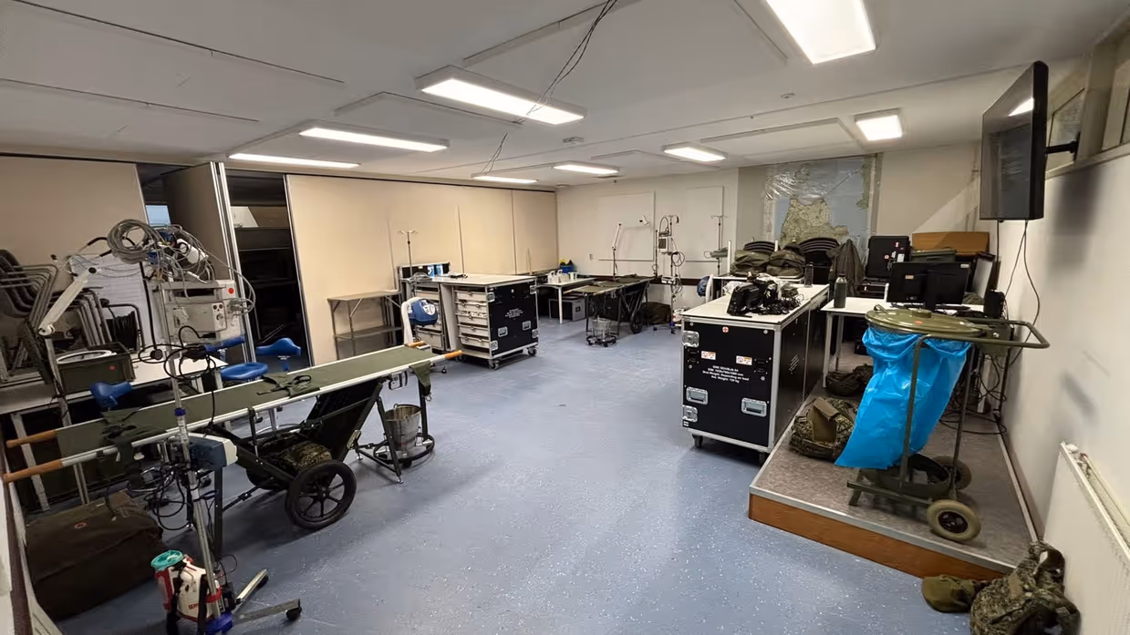 Een ruimte met allerlei ziekenhuisapparatuur. 