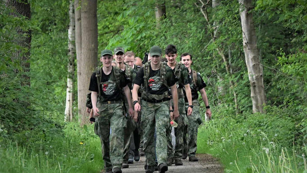 Militairen tijdens een mars.