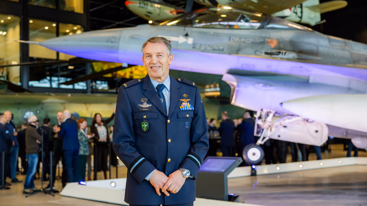 Peter Tankink poseert voor de J-063 in het museum.