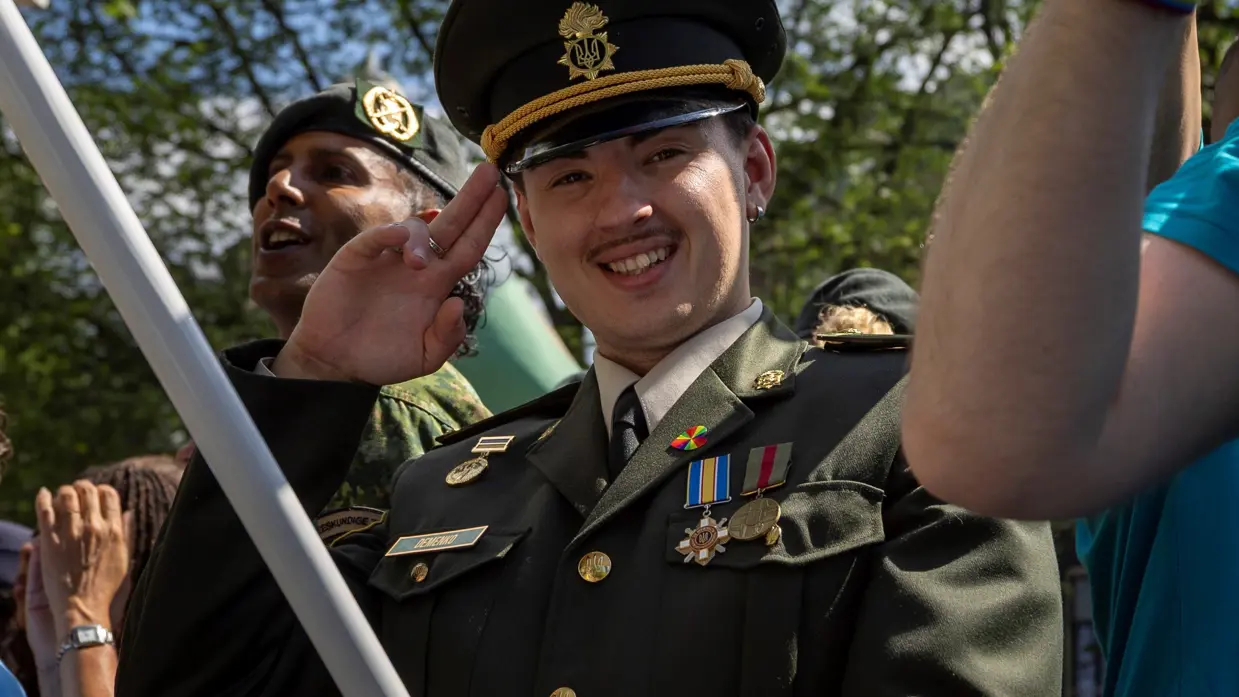 Een militair salueert de camera.