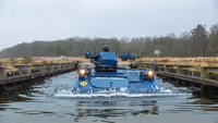 YPR-pantservoertuig door waterbad.