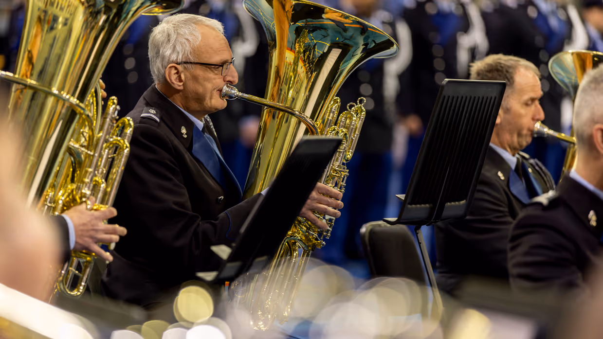 Muzikanten van het orkest Koninklijke Marechaussee in actie tijdens de beëdiging van het OTCKMar in een sporthal in Apeldoorn.