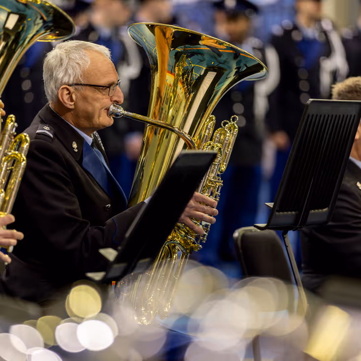 Muzikanten van het orkest Koninklijke Marechaussee in actie tijdens de beëdiging van het OTCKMar in een sporthal in Apeldoorn.