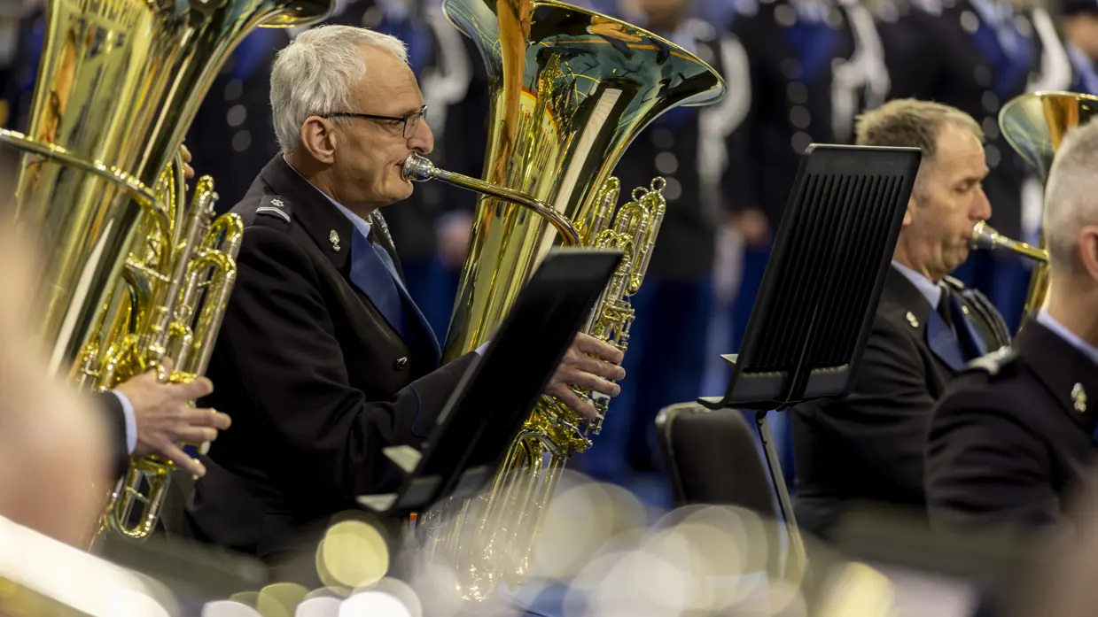 Muzikanten van het orkest Koninklijke Marechaussee in actie tijdens de beëdiging van het OTCKMar in een sporthal in Apeldoorn.