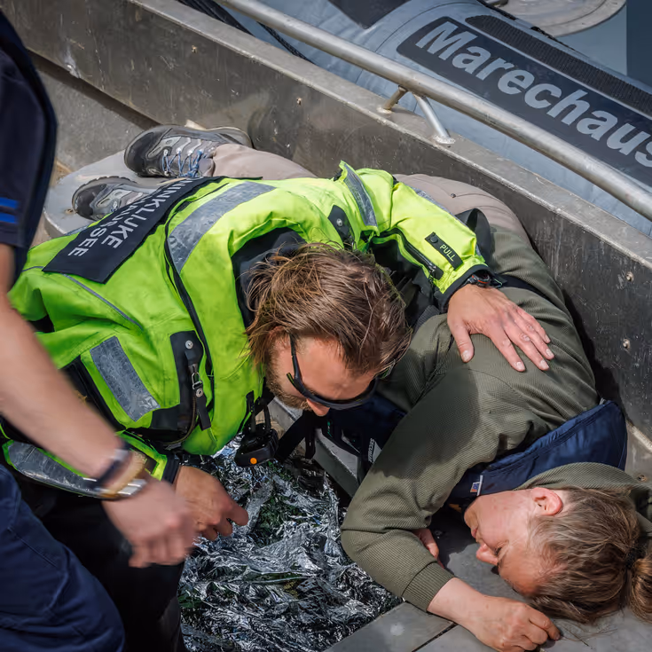 Marechaussee gebogen over een lotusslachtoffer.