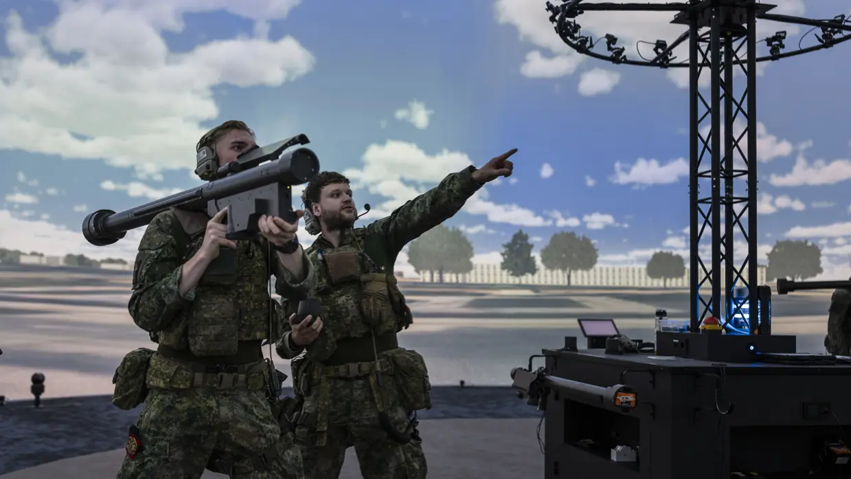 Militair houdt de Stinger vast, zijn buddy wijst naar het doelwit. 
