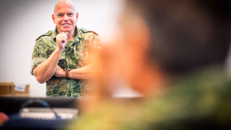 Een lachende militair van de landmacht.
