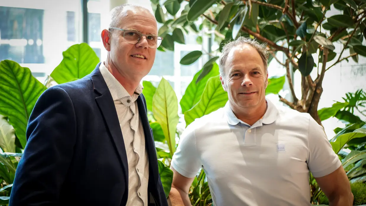Martijn en Gerben poseren staand, met de armen in de zij.
