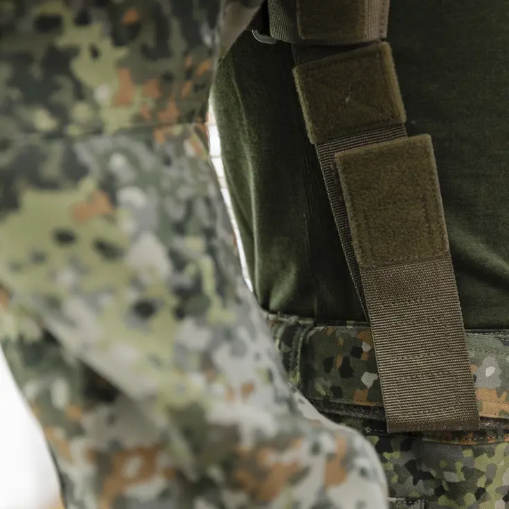 Bretels met klittenband houdt de broek van een militair omhoog.