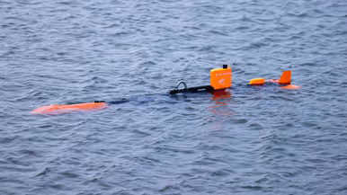 Een oranje onderwaterdrone half ondergedoken in het water. Op de andere foto een vliegende drone met meerdere rotoren.&nbsp;