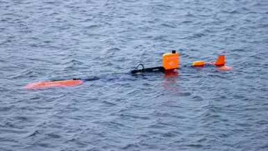 Een oranje onderwaterdrone half ondergedoken in het water. Op de andere foto een vliegende drone met meerdere rotoren.&nbsp;