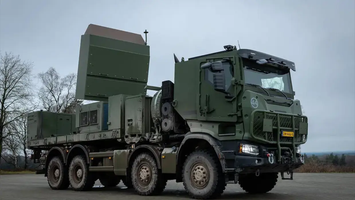 Een radar in het veld.