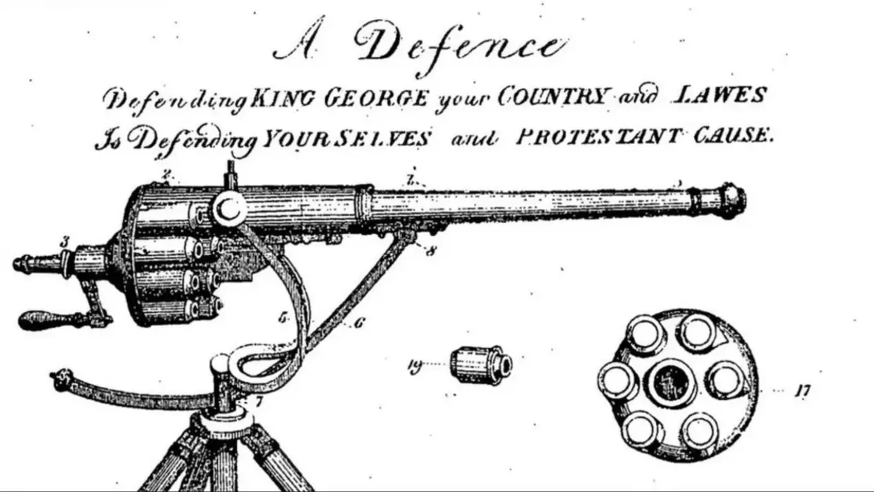 Oude tekening van een machinegeweer op statief, met tekst "A Defence", munitie en een ronde trommel. 