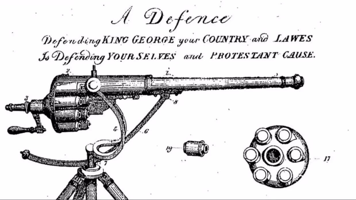 Oude tekening van een machinegeweer op statief, met tekst "A Defence", munitie en een ronde trommel. 