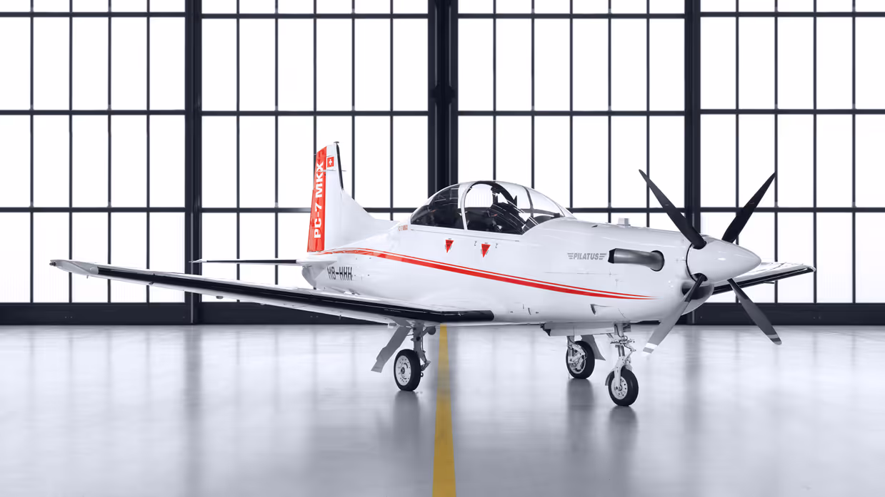 Een lesvliegtuig figureert in een hangaar.