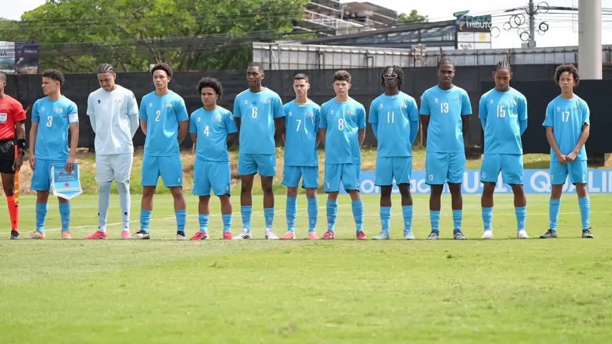Spelers staan op het veld in een rij opgesteld voorafgaand aan een wedstrijd. 