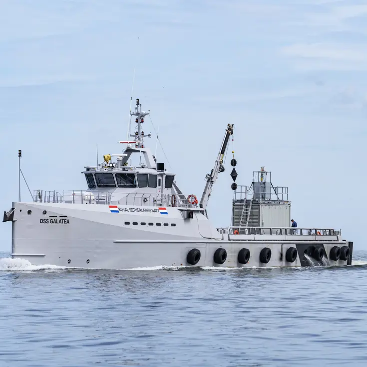 Een grijs patrouilleschip op zee.