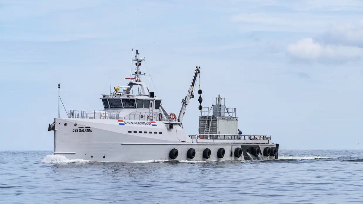 Een grijs patrouilleschip op zee.