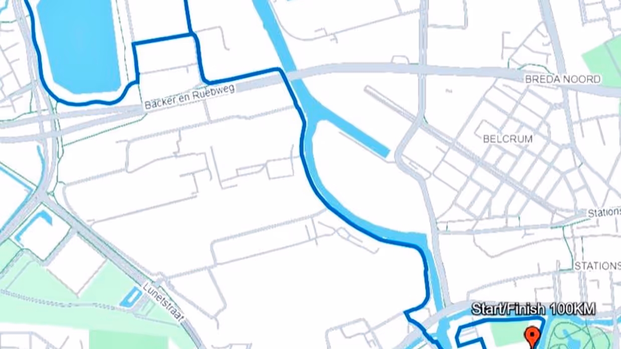  Links: Een groep mensen in militaire uniformen met donkerblauwe petten staat in de buitenlucht te klappen, met een rood bakstenen gebouw en andere militairen op de achtergrond. Rechts: Routekaart van het traject dat Ties heeft gelopen.