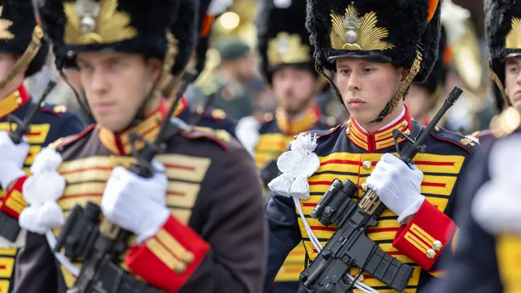militairen in defilé door de Haagse binnenstad tijdens Prinsjesdag 