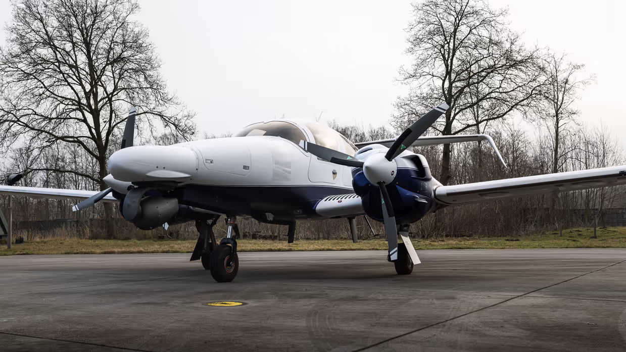 Diamond DA62 MPP-patrouillevliegtuig van de Koninklijke Marechaussee op het platform van vliegbasis Gilze-Rijen. 
