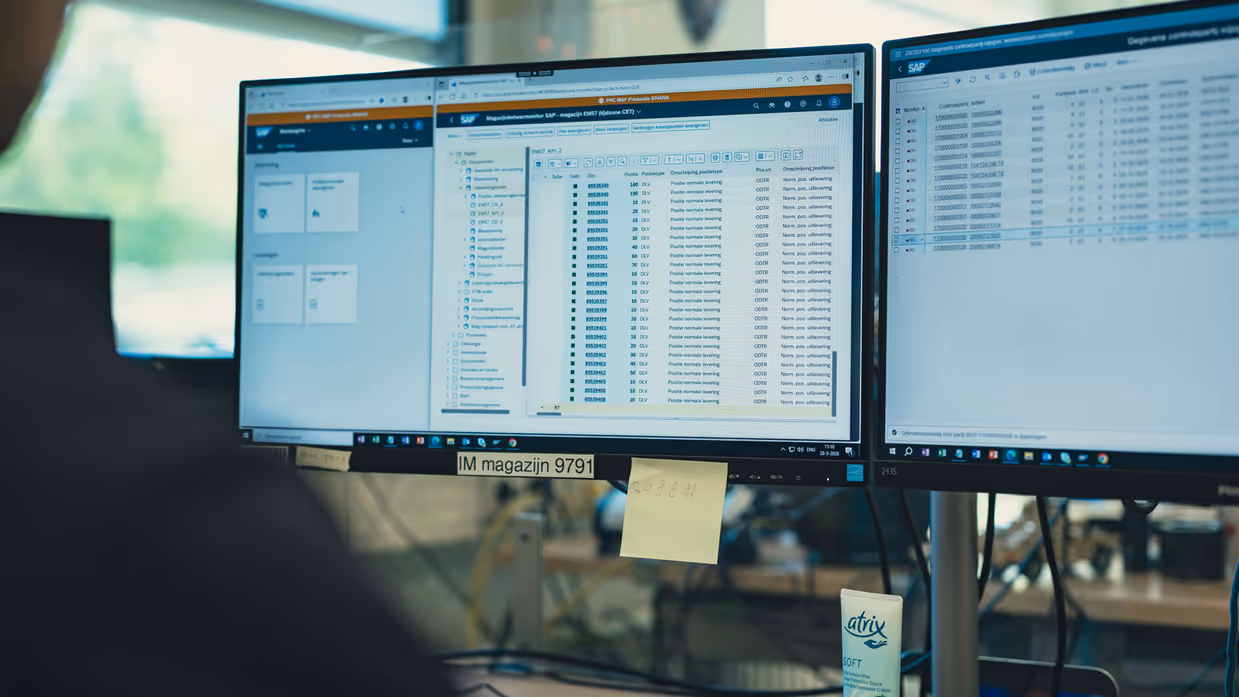 Twee computerschermen met daarop het nieuwe systeem.