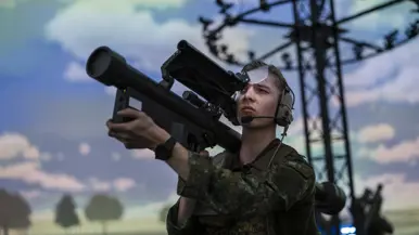  Militair kijkt door de stinger naar zijn doelwit