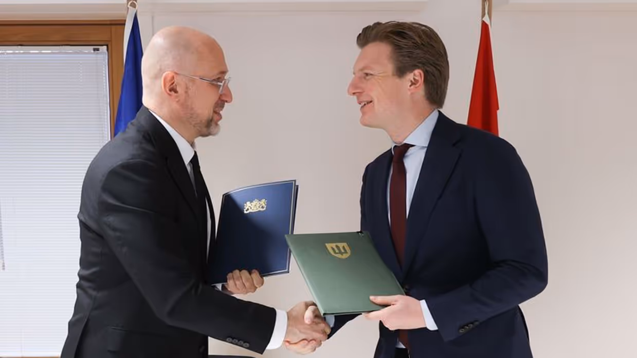 Brekelmans en zijn Oekraïense collega schudden elkaar de hand. 