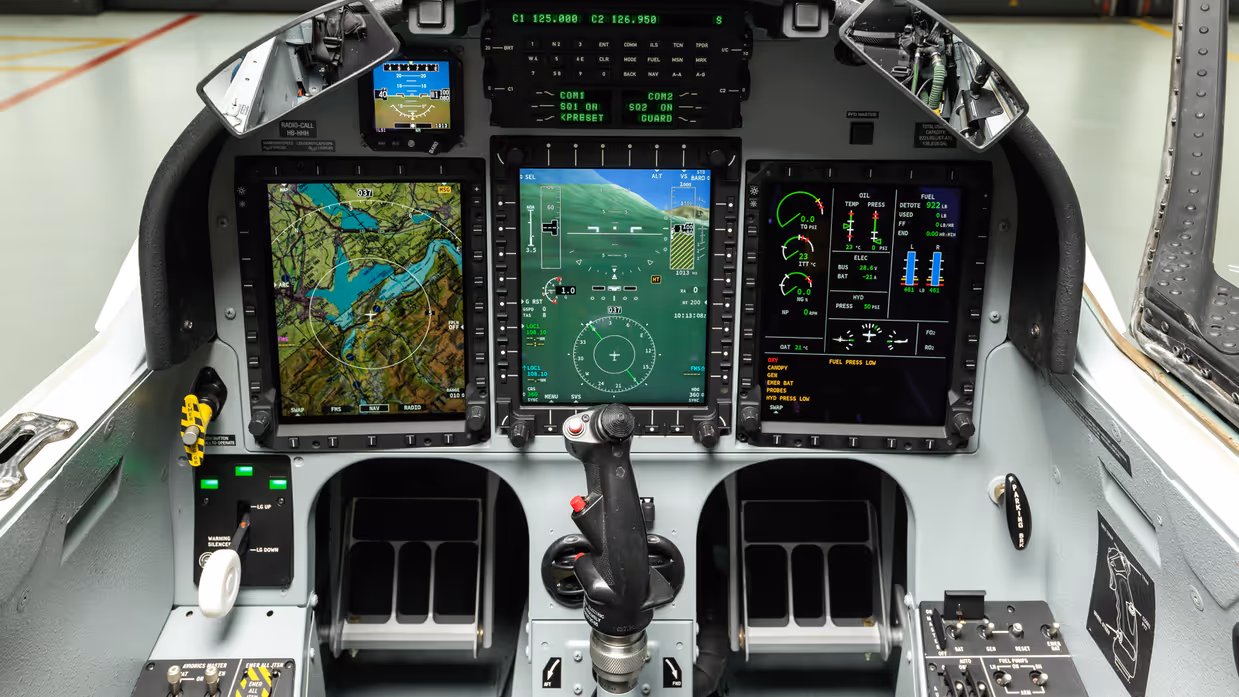 Een cockpit vol geavanceerde beeldschermen van een lesvliegtuig. 