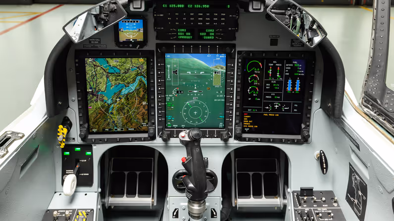 Een cockpit vol geavanceerde beeldschermen van een lesvliegtuig. 