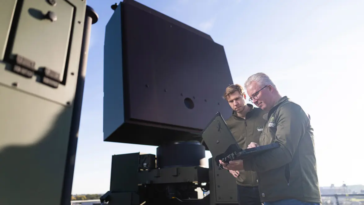 Twee medewerkers van Thales bij een radar.