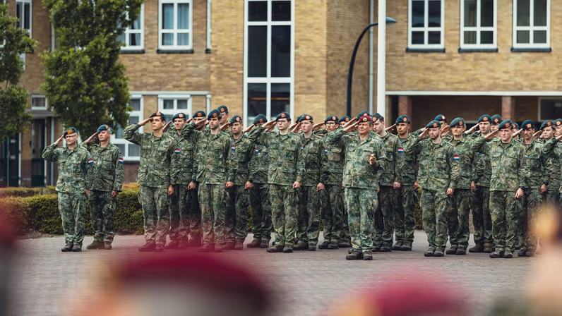 Een grote groep militairen die in de opleiding tot sergeant zitten. 