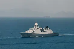 Een marineschip op open zee.